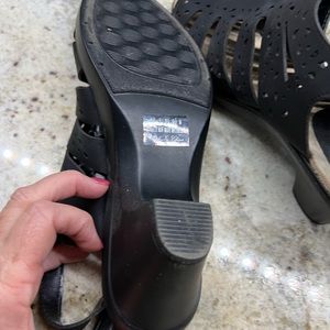 Sandles only worn once. Comfortable shoe.